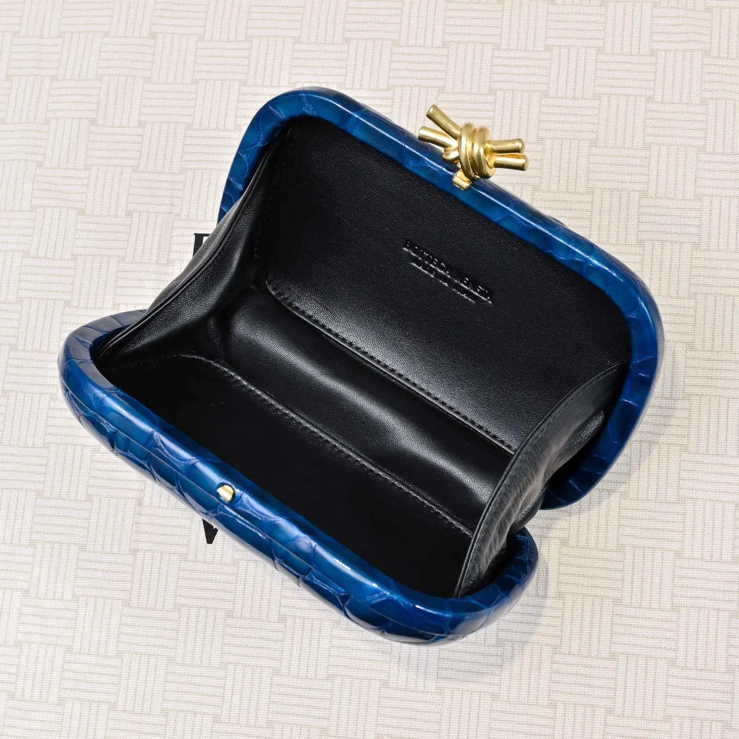 Batch 1560 #BV Knot pearlescent crocodile pattern evening bag series 🐊 Each bag reveals exquisiteness and elegance. It is made of crocodile leather with knot buckle. The leather feels super good and is unforgettable. 🐊 Crocodile pattern is a classic among classics. It looks high-end whenever you take it out ⭐️ The design is small and exquisite, low-key without logo, elegant and generous. Holding it in your hand or hanging it on your wrist will make you look more elegant and charming [Fireworks] Model: 717622 Size: 20x12x5.5